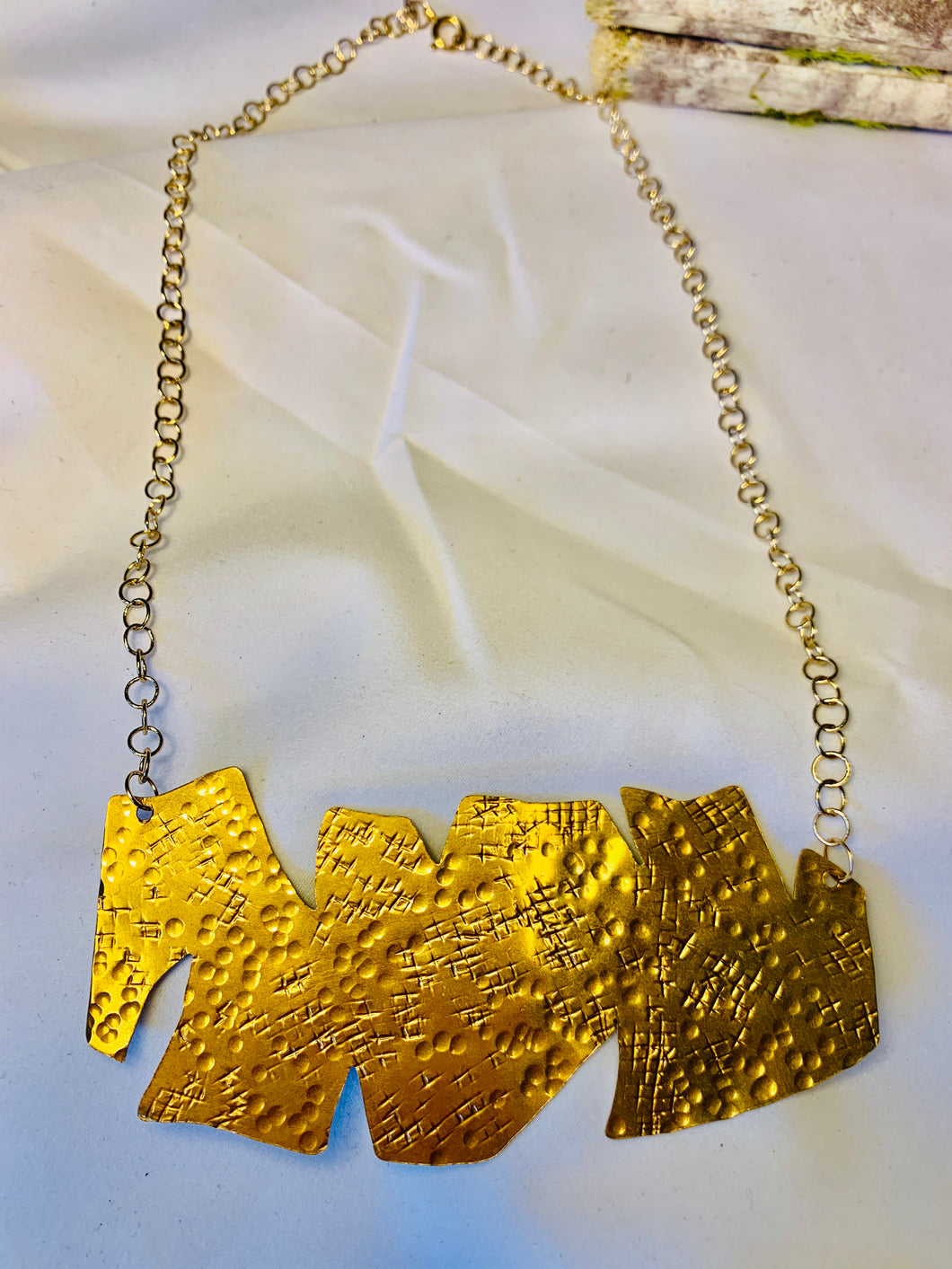 Large necklace in brass cutwork and hammered- MP-N5: Mancha de Plátano Collection